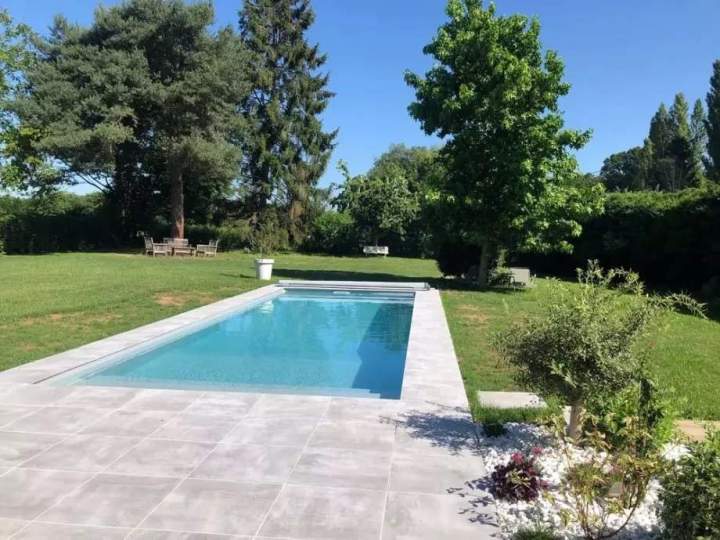 création piscine pose margelle 64