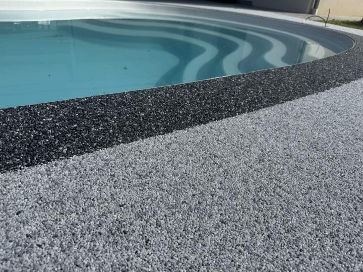 plage de piscine revêtement en résine